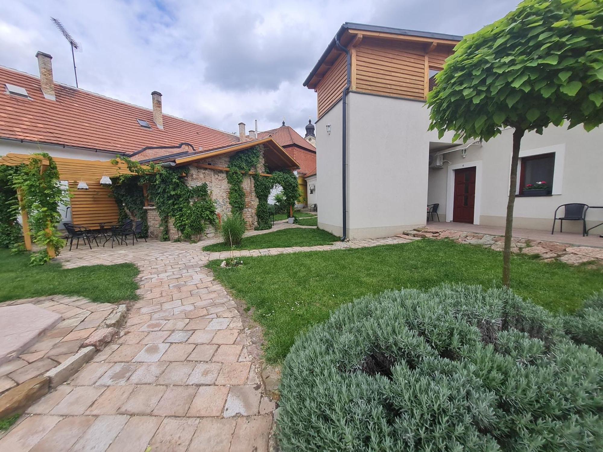 Kossuth Apartmanhaz Tata Exterior foto